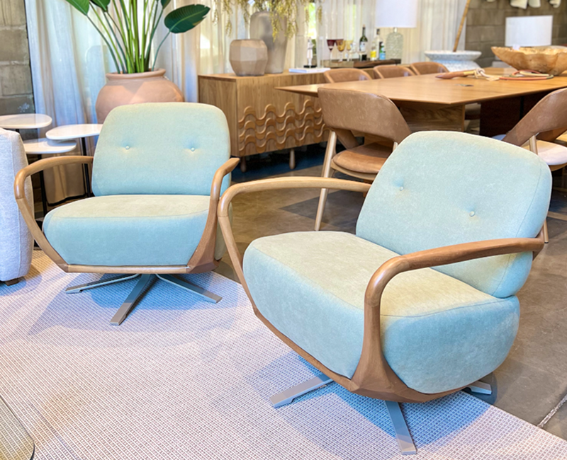 Showroom MJ Home com móveis de alto padrão