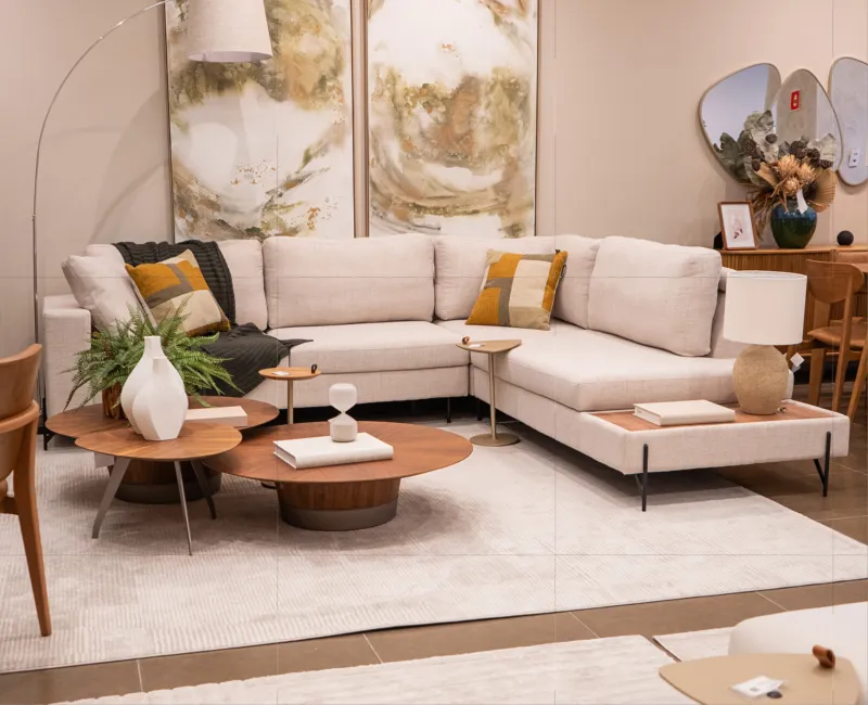 Ambiente de jantar com mesa em madeira natural e cadeiras estofadas em couro.