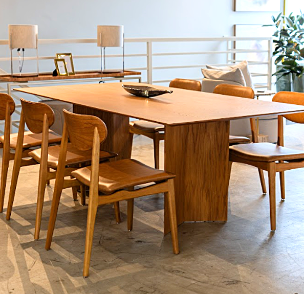 Ambiente MJ Home com mesa de design